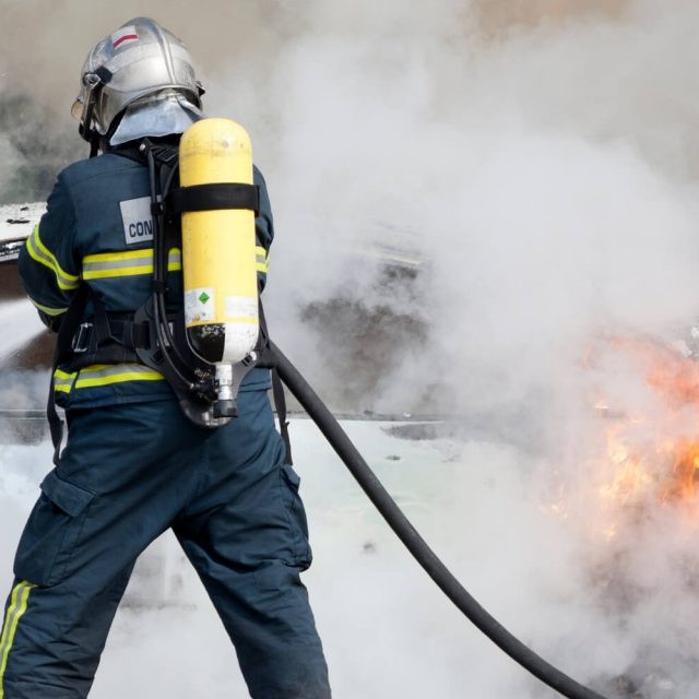 Qual é a função de um bombeiro civil?